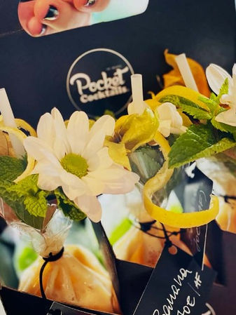 Naruči originalnu ideju za poklon za odrasle žene i muškarce. Personalizovani kokteli kao doživljaj sa dostavom za rođendane, događaje, žurke i Božić.