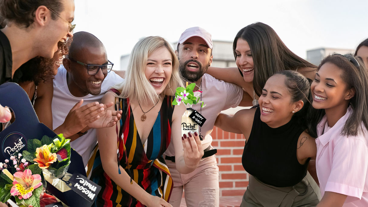 Geschenk: Personalisierte Geschenkidee für Frau
zum Geburtstag online bestellen. Überrasche die Schwester, Freundin, Mama, Cousine oder Tante mit personalisierten Pocket Cocktails.