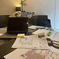 Charlène – experte en communication digitale pour agences immobilières – séance de travail sur stratégie réseaux sociaux