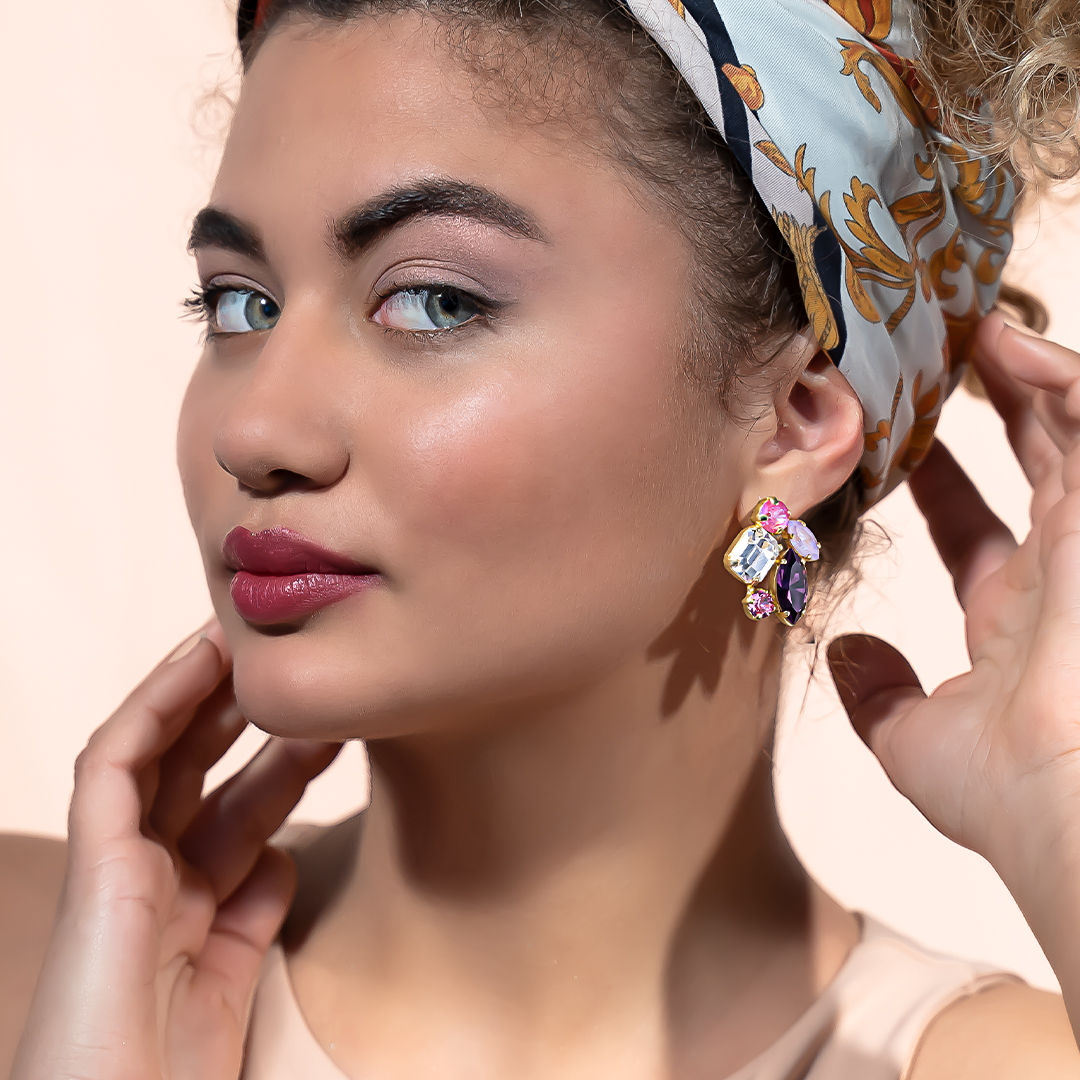 עגילי קריסטל "Audrey" צמודים מולטיקולור תכלת סגול בסיס פליז בציפוי זהב