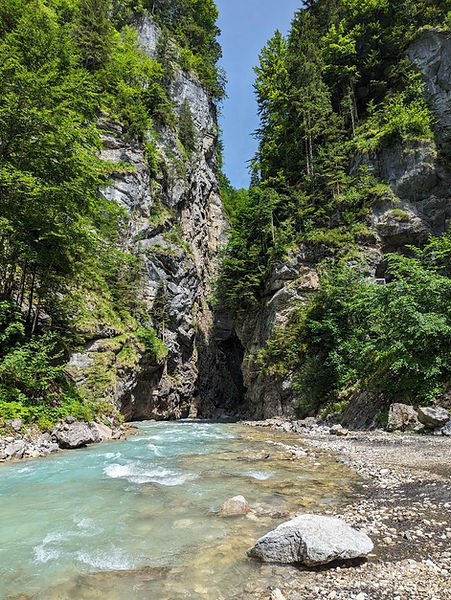 Berge in den Alpen - Ein Fluss fließt durch eine Schlucht