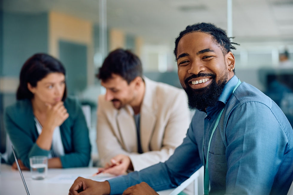 Agente de seguros de vida en Virginia (VA) feliz de ayudar a la comunidad latina con su protección financiera.
