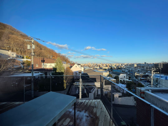 街のテラスからの絶景は夜景もとても素晴らしいです．夜景をご覧いただきたい方は夕方以降にご予約願います．