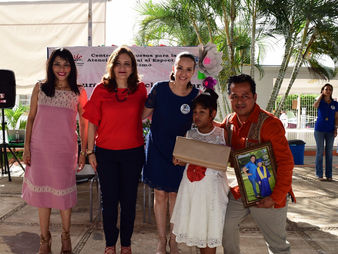 Funge Adriana Brindis de De La Vega como madrina de generación en el CRIAT