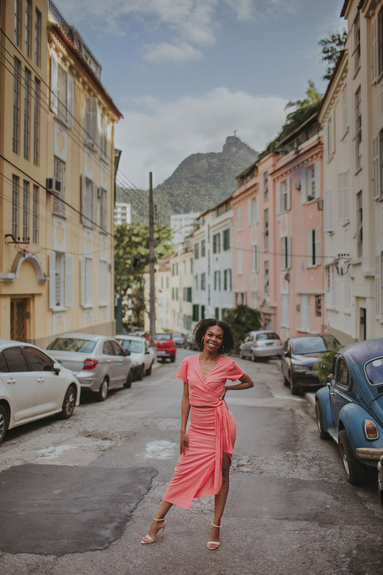 Ensaio feminino no Rio de Janeiro em uma rua no bairro de Laranjeiras. O Cristo Redentor é visível no fundo. 