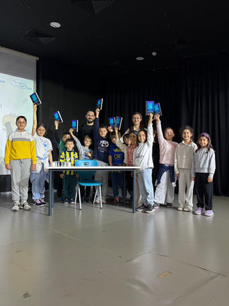 Bugün Kutlubey Okulları Merzifon Kampüsünde önce ilkokul, ardından ortaokul öğrencileriyle bir araya gelerek keyifli ve öğretici bir söyleşi gerçekleştirdik.