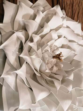 décoration shooting avec Fleurs XXL dorées et blanches en mousse EVA