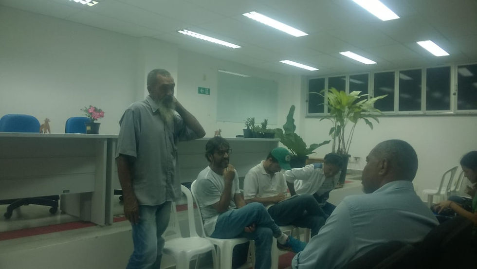 Momento da fala do Sr. Tiago (agricultor familiar, cooperado e vendedor de produtos agroecológicos no mercado Augusto Franco)