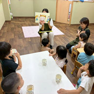 保育士が読み聞かせ、子供たちが絵本を囲む 東京都認証保育園 城西桜台保育園