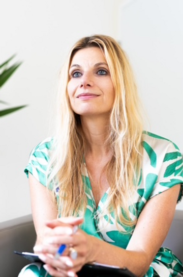 Claudia Röhner während einer Vorbesprechung der Hypnosetherapie