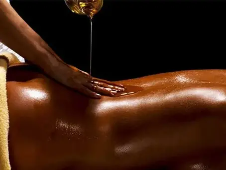 Les bienfaits des massages ayurvédiques : un soin holistique pour les parents et futurs parents