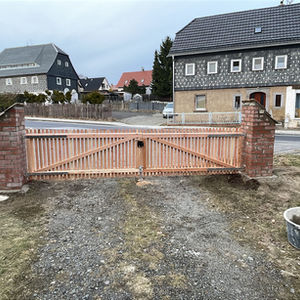 Einfahrtstor mit Pfeilern