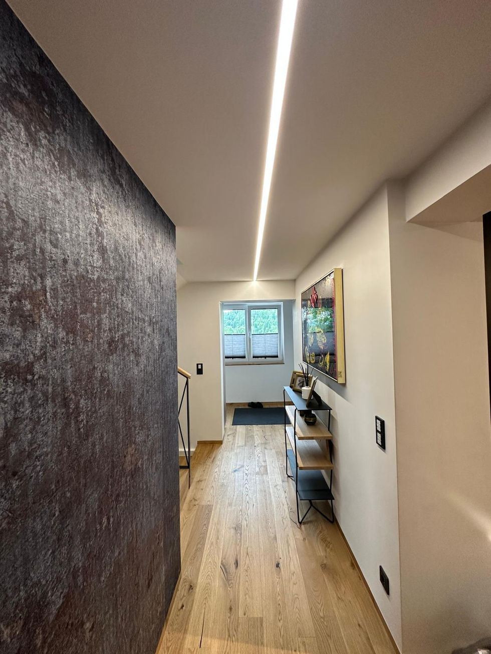 eine lineare led Beleuchtung in der mitte der Decke 