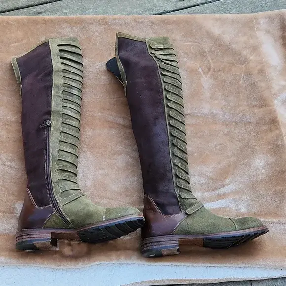 Thumbnail: The Velvet Velocity – Matte Below-the-Knee Suede Leather Boots