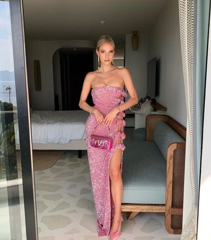 Strapless sequin bow split tight evening dress, perfect for a glamorous evening event.