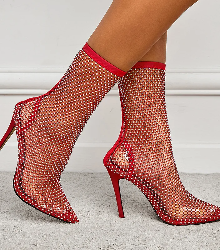 Summer statement footwear - Combine the chicness of boots with the breathability of summer shoes.