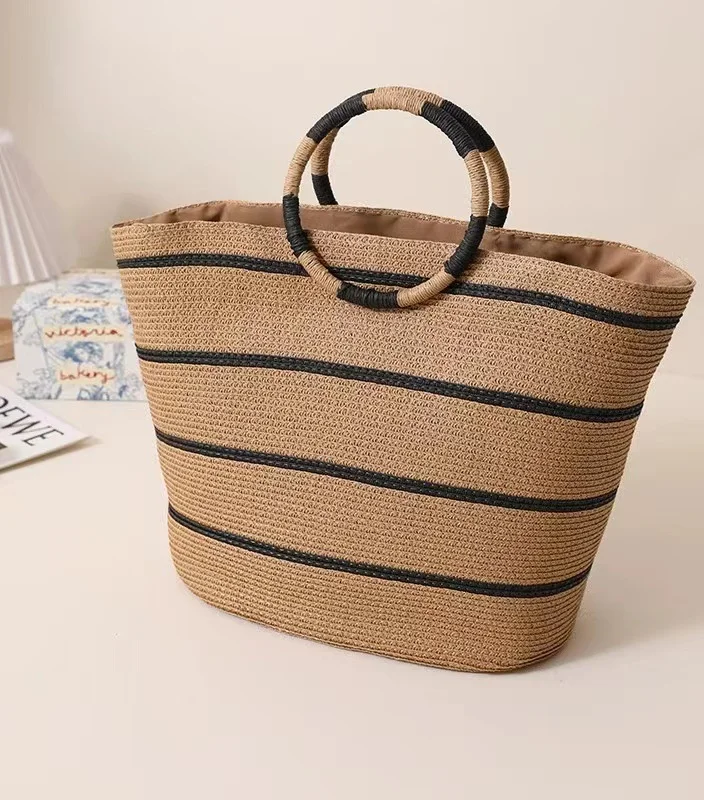 Coastal vibes all summer - This round straw bag brings a touch of the beach with you wherever you go.