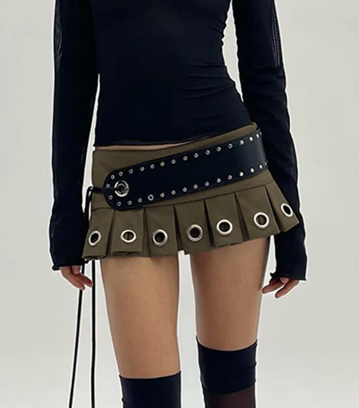 Revitalize your wardrobe with our Punk Low Rise Mini Pleated Skirt. Featuring a metal buckle, this skirt combines edgy punk vibes with a touch of unapologetic glamour.