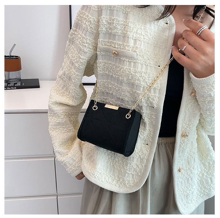 Thumbnail: SquareMatrix – Felt-Matrix Shoulder Bag