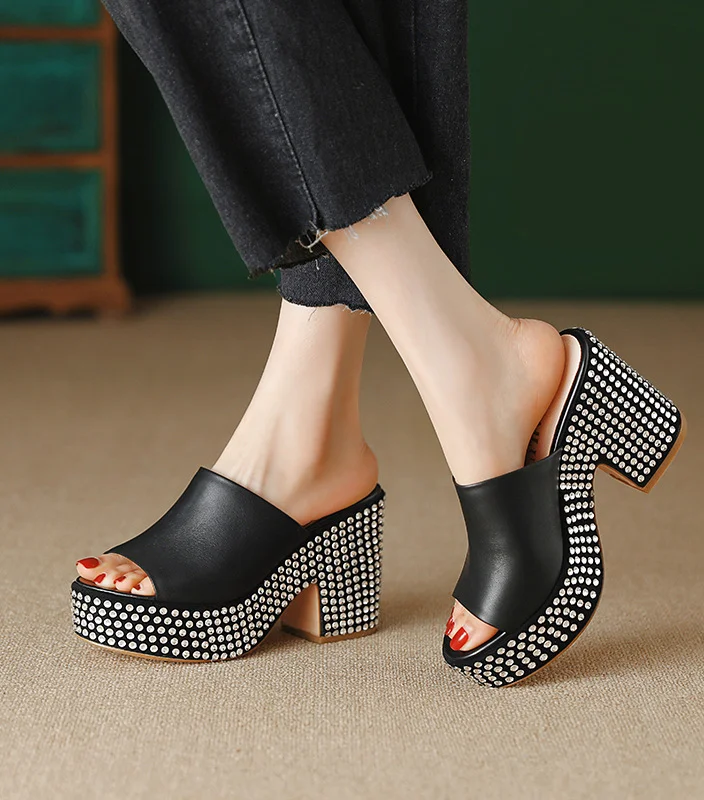 Summer platform sandals - Elevate your look with these high heel platform sandals featuring a chunky, on-trend sole.