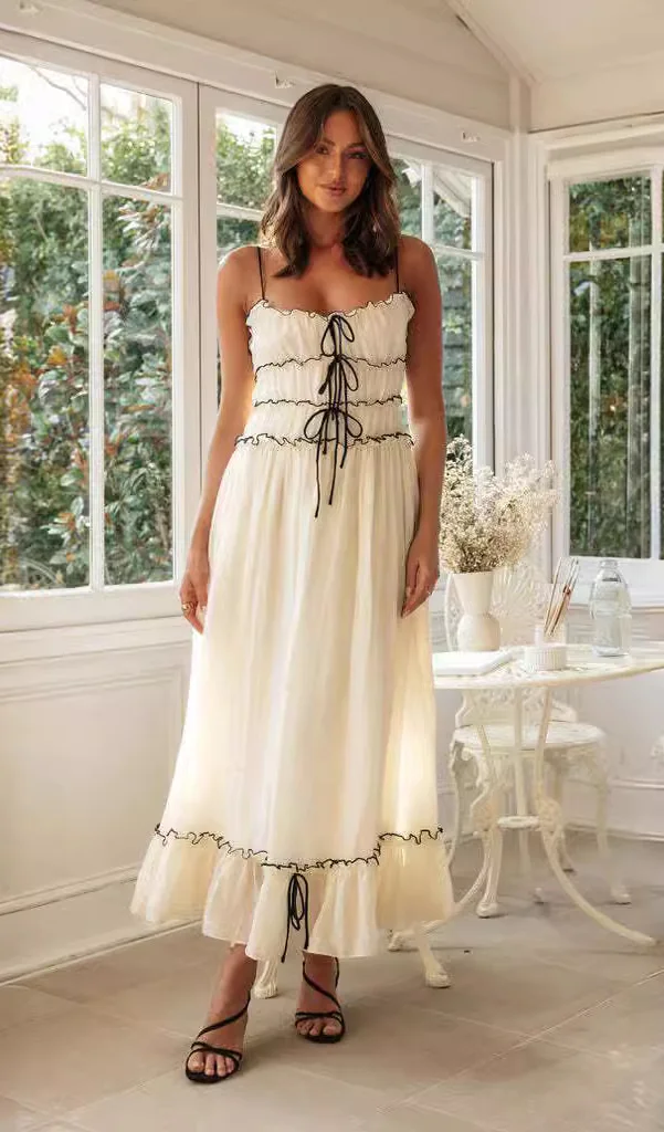 Effortless summer style! This Suspender Bohemian Summer Dress features a breezy silhouette and playful suspenders, perfect for capturing those carefree summer vibes.
