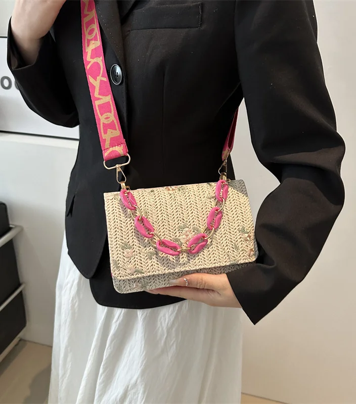 Elegant straw square bag featuring an acrylic chain, combining a sophisticated design with a stylish touch for a chic accessory.