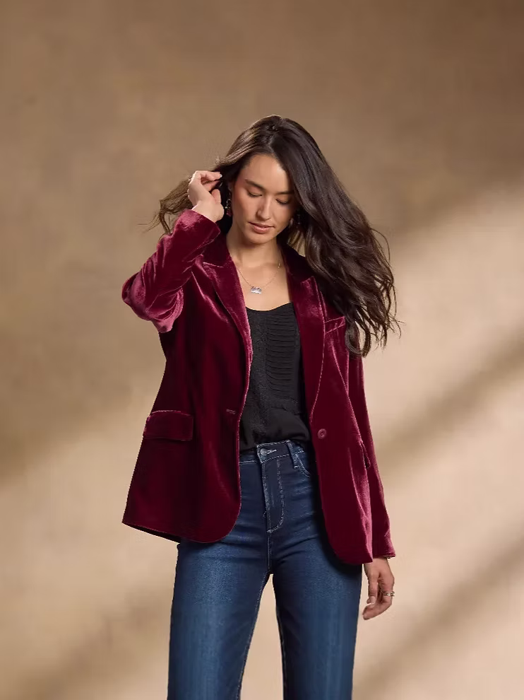 AuraGlow – Velvet Slim-Fit Blazer
