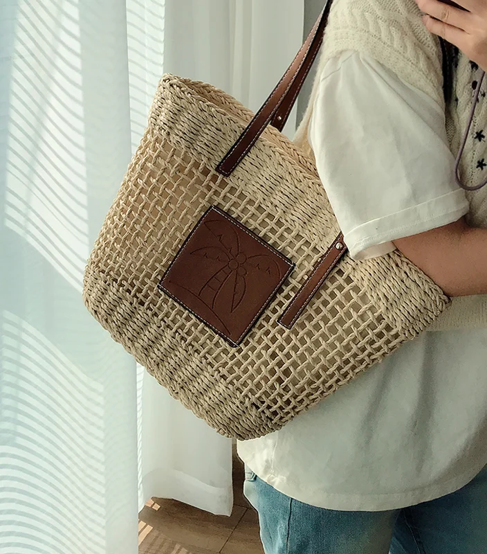 Coastal Breeze Large Capacity Shoulder Bag - A stylish and practical bag made of nylon with extra-large dimensions, perfect for shopping or carrying items on the go, with a shoulder strap for easy carrying