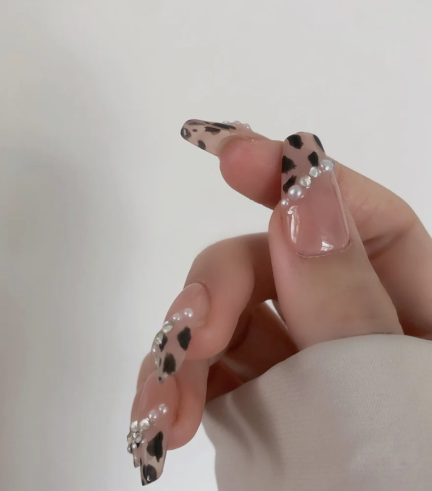 Elevate your nail game with Extra Long Artificial Leopard Diamond Nails. Make a bold statement and unleash the wild side of glamour. Achieve the perfect balance of fierce and fabulous