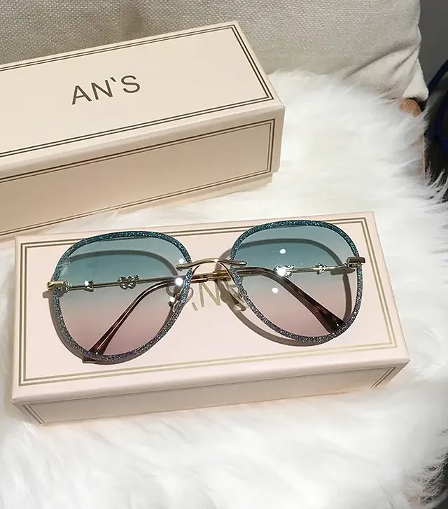 Elevate your style with these chic women's polarized sunglasses for a fashionable and glare-free look.