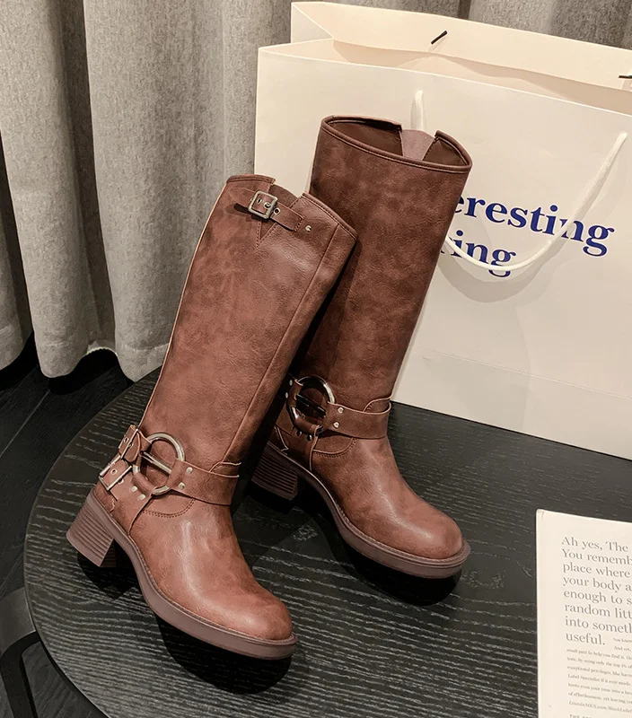 Step into elegance with these chic and tall leather boots. Elevate your style with a touch of sophistication
