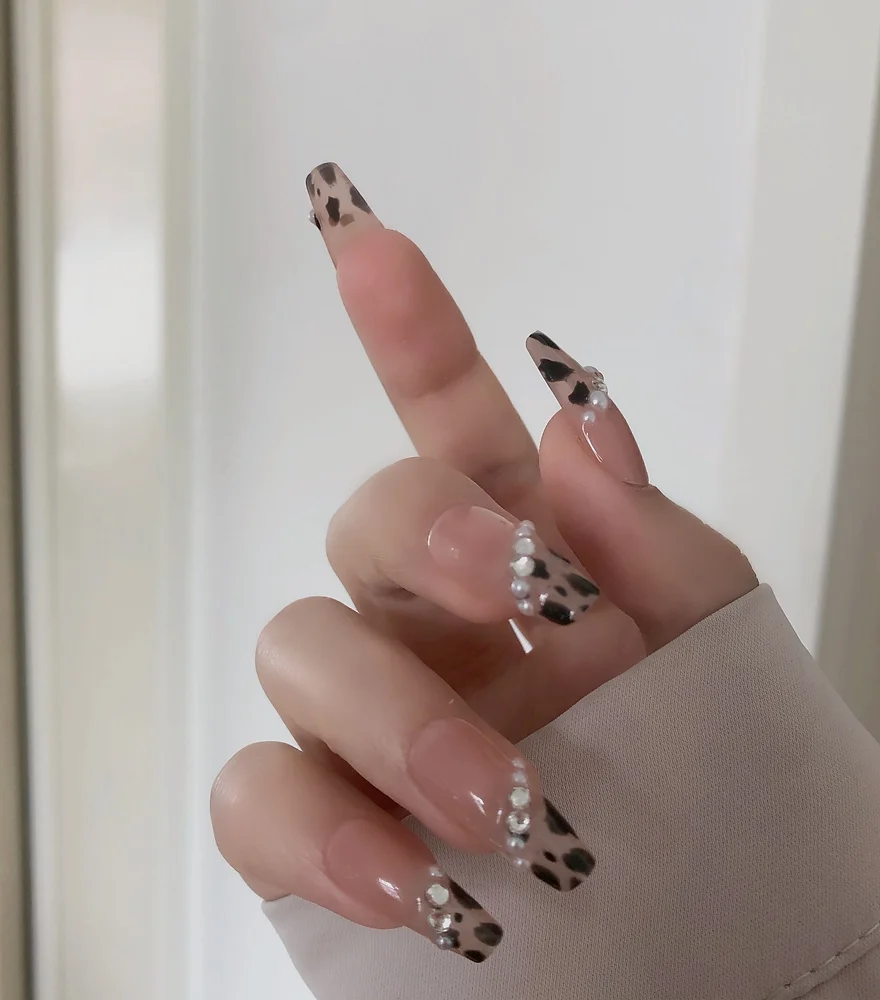 Extra-long artificial leopard diamond nails, a trendy and glamorous addition to your nail collection. Perfect for nail health and 2024 trends.
