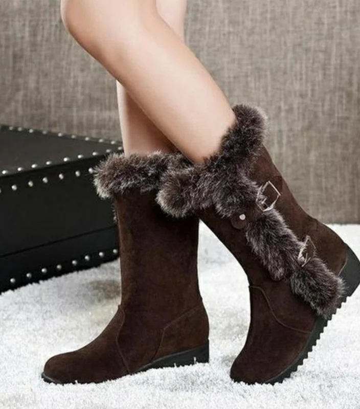 Stay warm and stylish in these cozy slip-on snow boots. Perfect for a fashionable winter look
