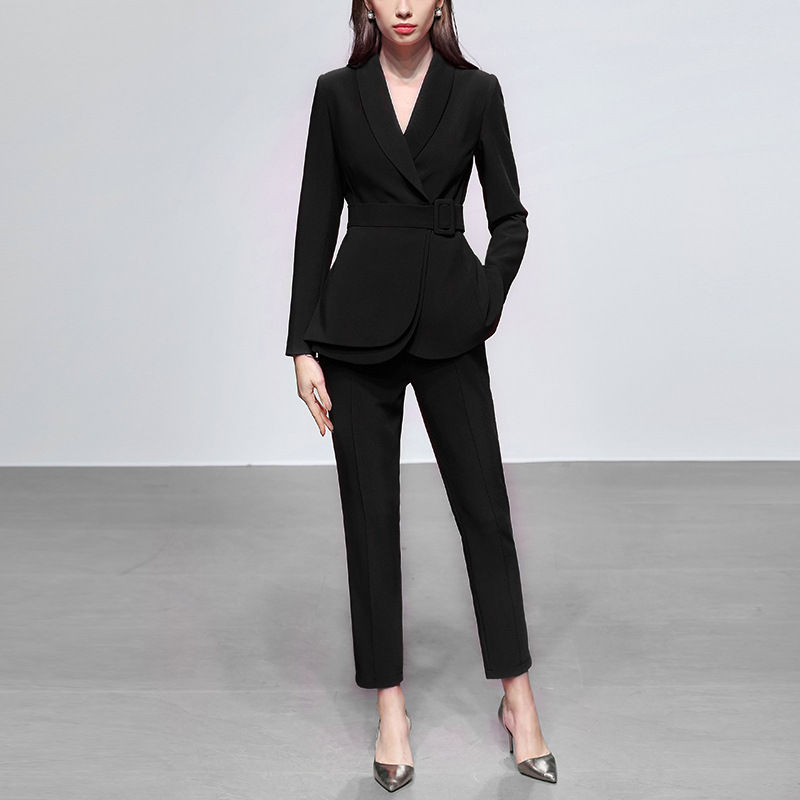 Thumbnail: L'Élégance Moderne – Small Blazer & Pants Suit