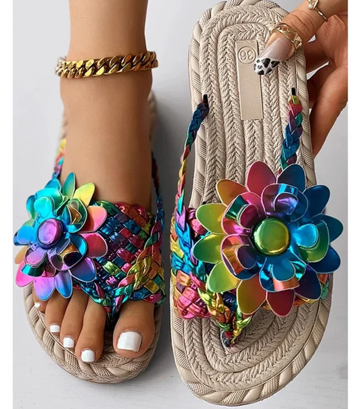 Floral print flip flops - Flat woven sandals with a feminine floral pattern.