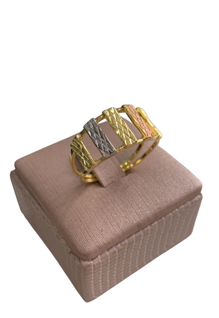 Anel Vazado em Três Tons de Ouro