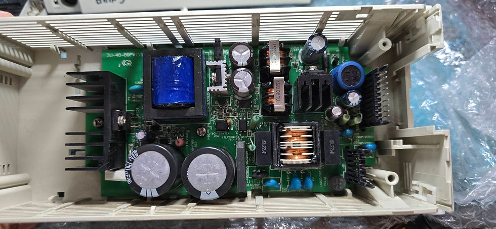 บอร์ด Power supply ของ PLC Mitsubishi FX3U-64MR หลังถอดออกจากเคสเพื่อวินิจฉัย — เห็น capacitor, transformer และวงจรควบคุมแรงดัน