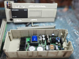 ซ่อม PLC Mitsubishi FX3U-64MR/ES-A โดยทีมช่าง Electronic Fix — ถอด Power supply board ออกจากตัว PLC เพื่อวินิจฉัย