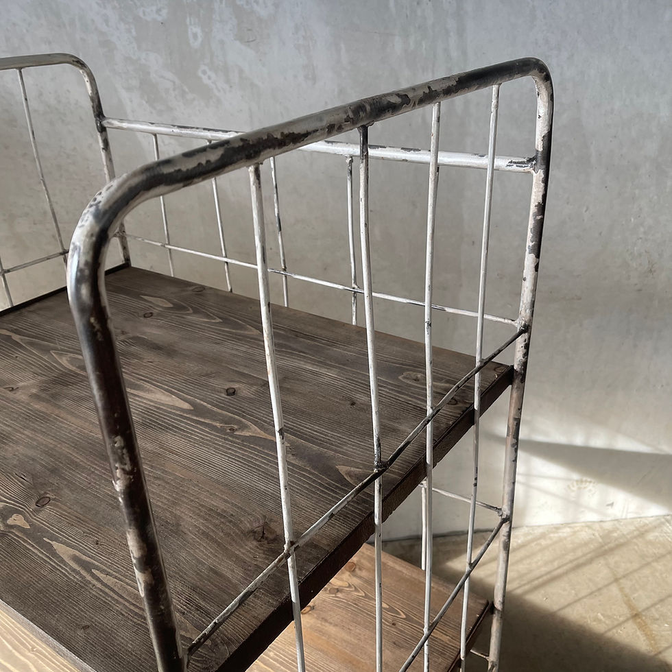 Thumbnail: Hoge trolley met witte patina 