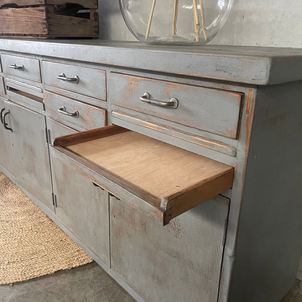 Thumbnail: Oude grijze houten dressoir met lades en deuren 