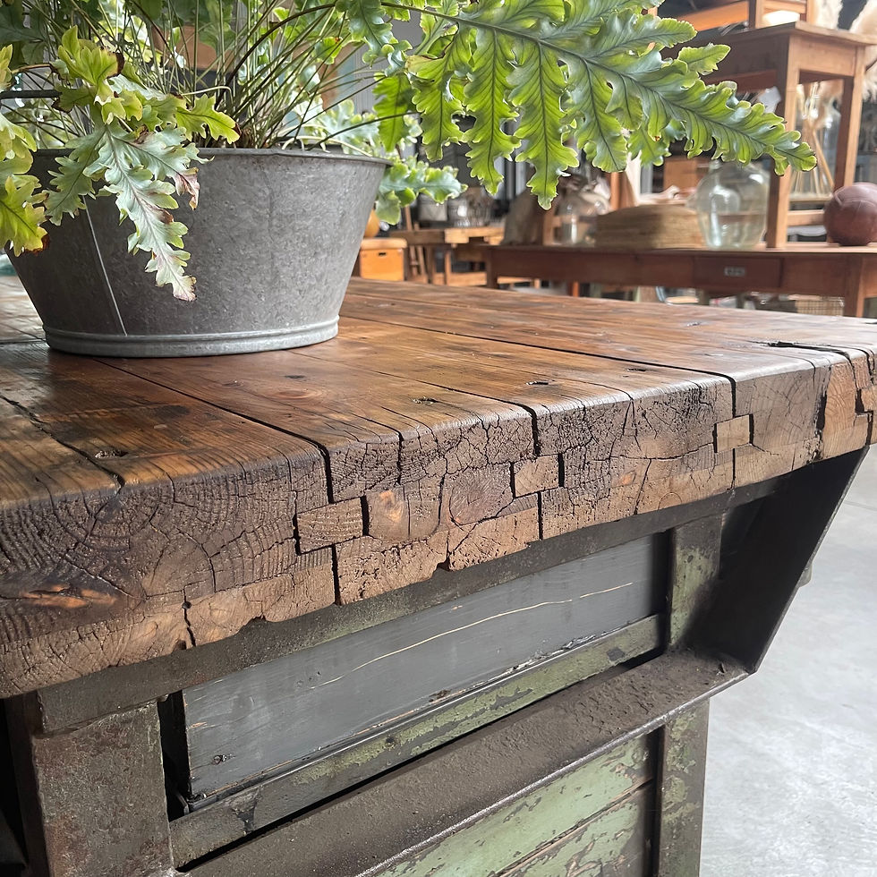 Thumbnail: Grote houten werkbank met groene patina 256 cm