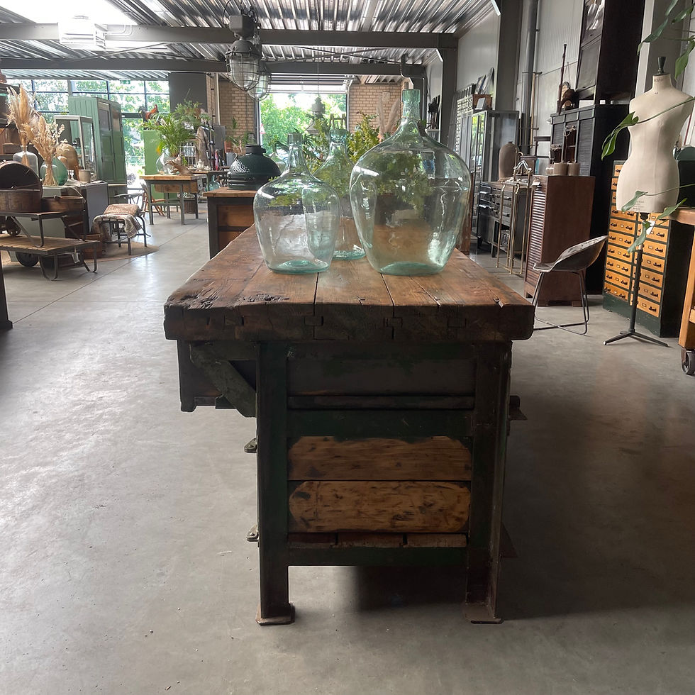 Thumbnail: Grote houten werkbank met groene patina 256 cm