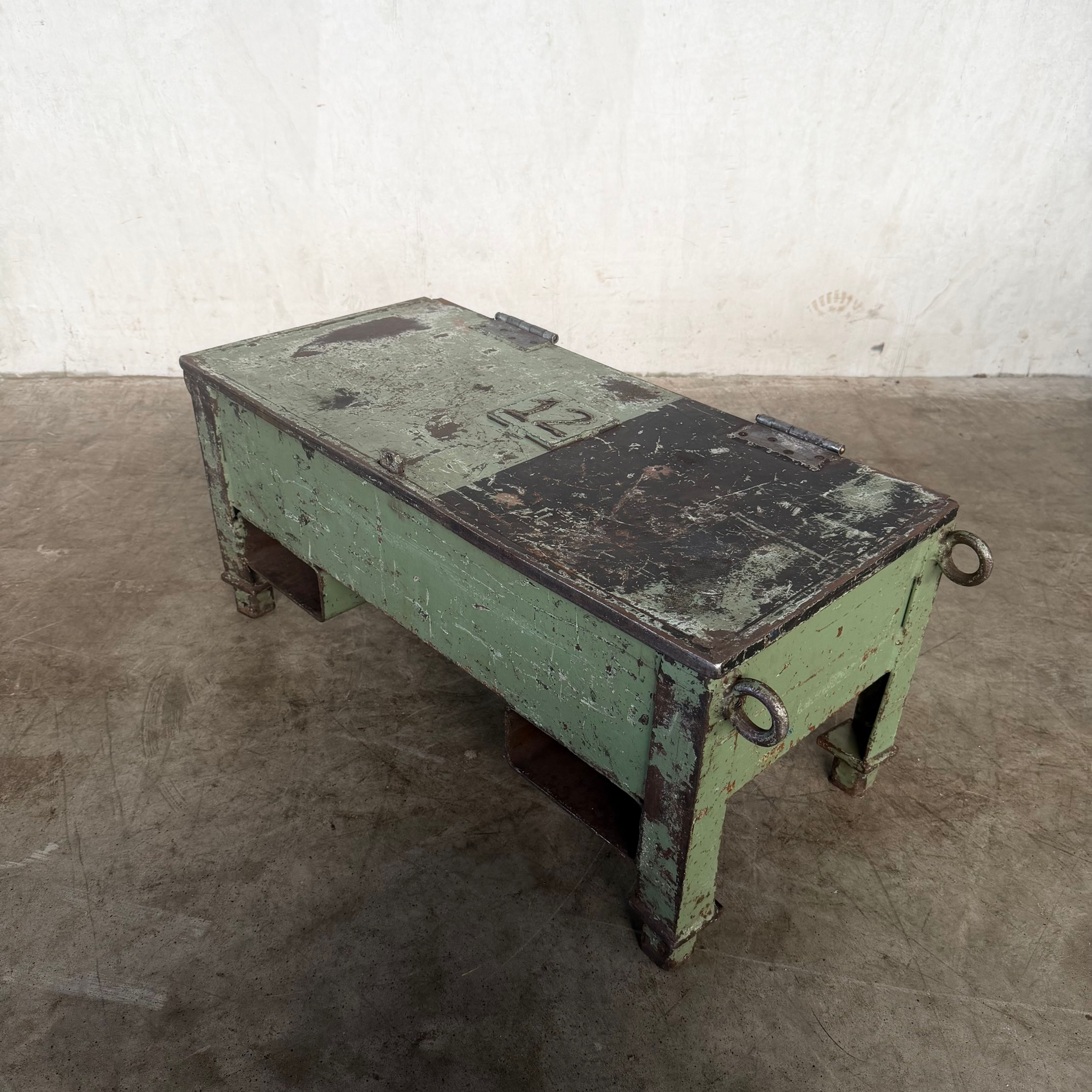 Stalen kist met klep en groene patina