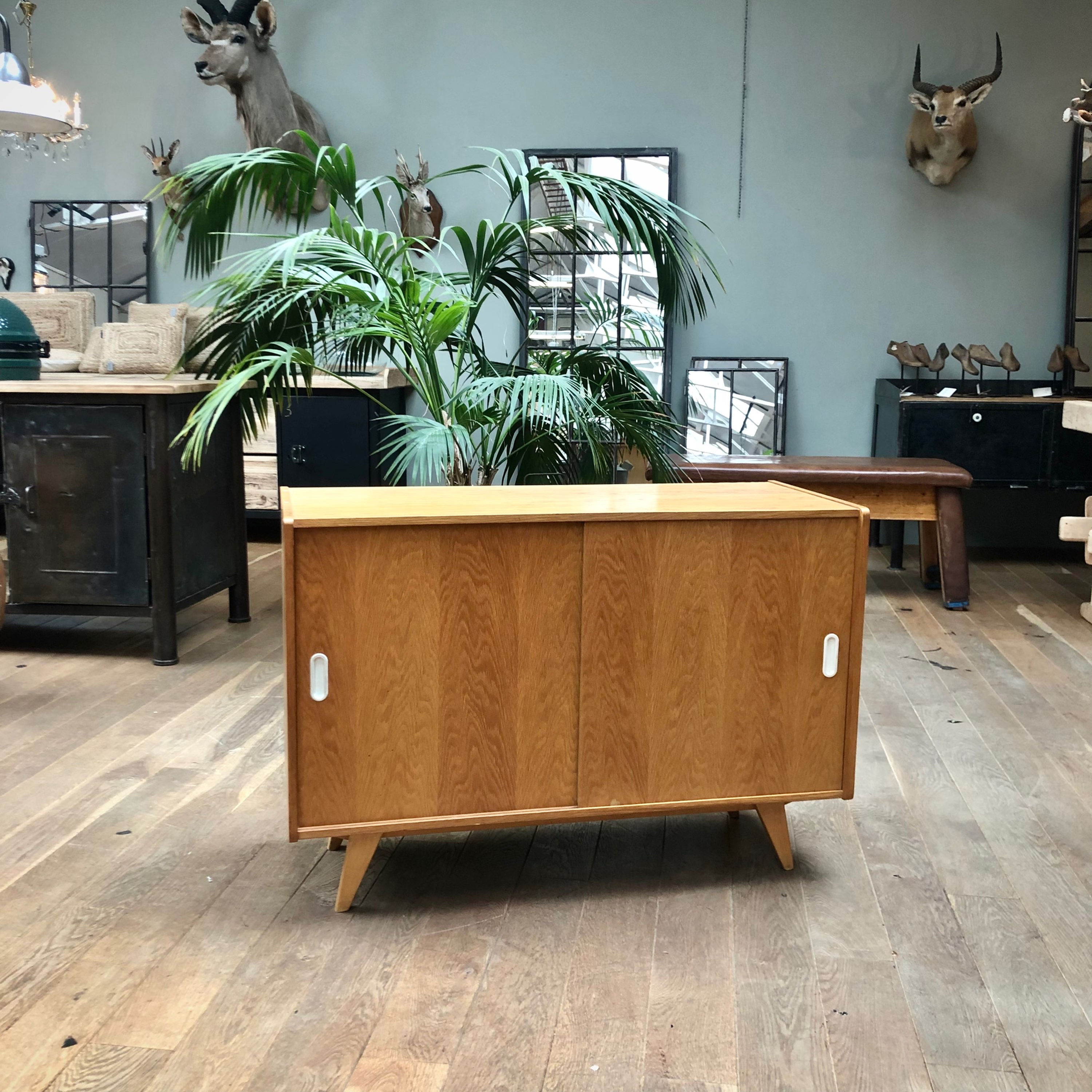 Jiri Jiroutek dressoir uit 1960 met 2 schuifdeuren 