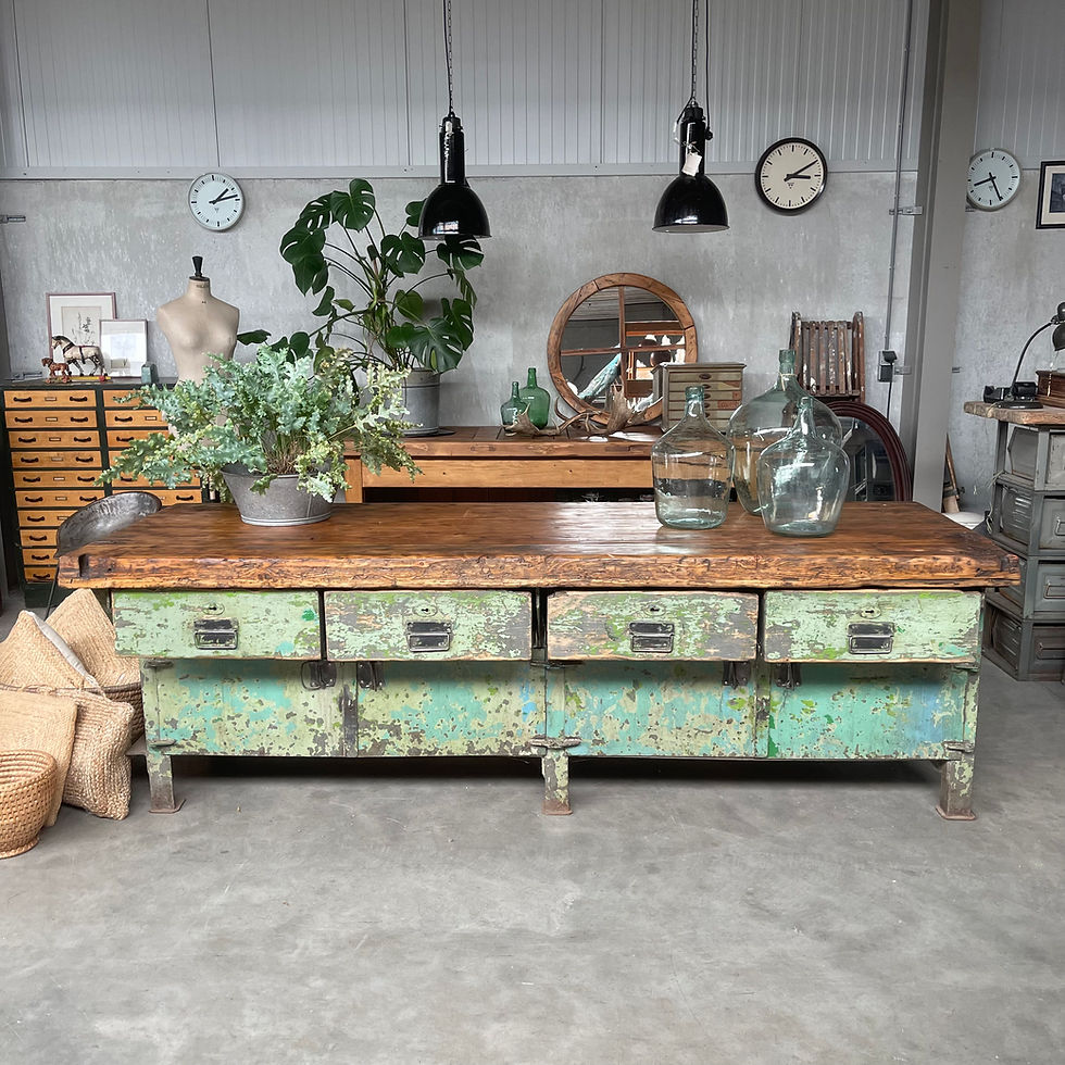 Thumbnail: Grote houten werkbank met groene patina 256 cm