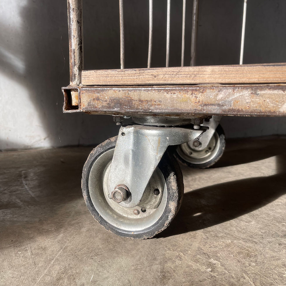 Thumbnail: Hoge trolley met witte patina 