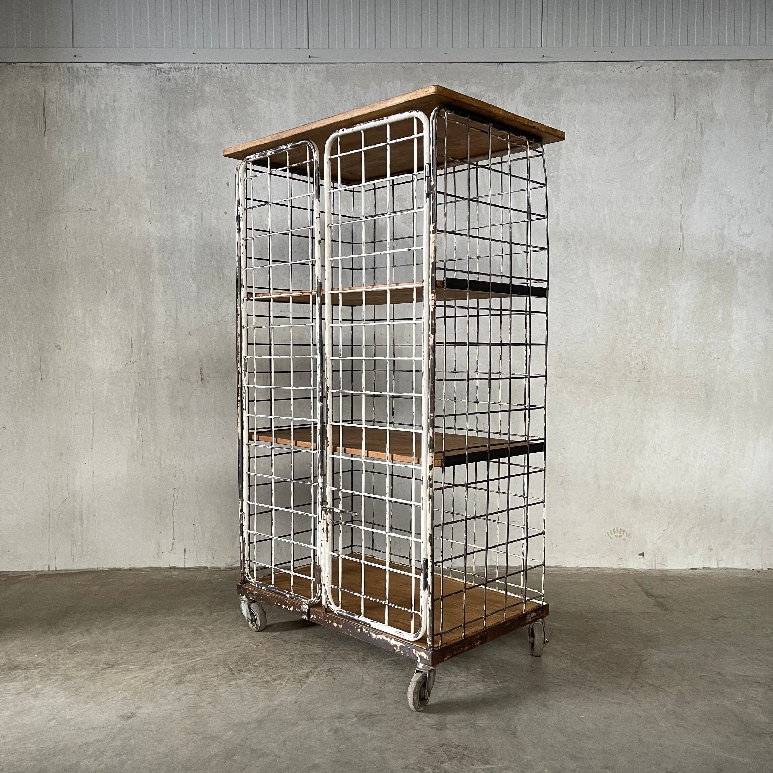 Hoge trolley witte patina met deuren 