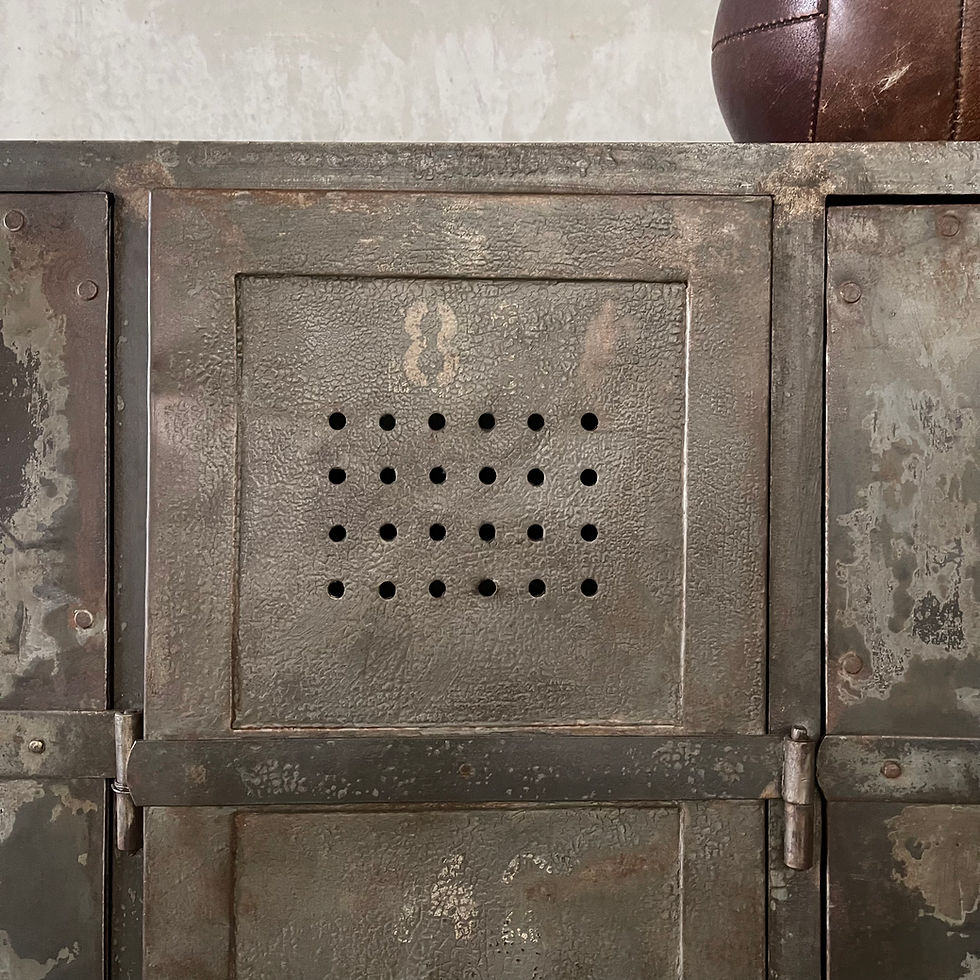 Thumbnail: Oude zware stalen lockerkast met 5 deuren 160 cm