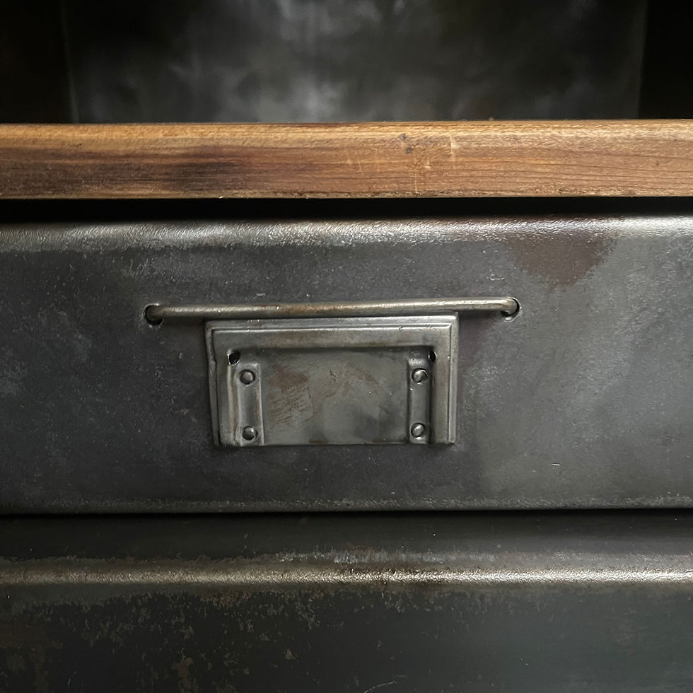 Thumbnail: Stalen kastje met 2 deurtjes, 51 cm