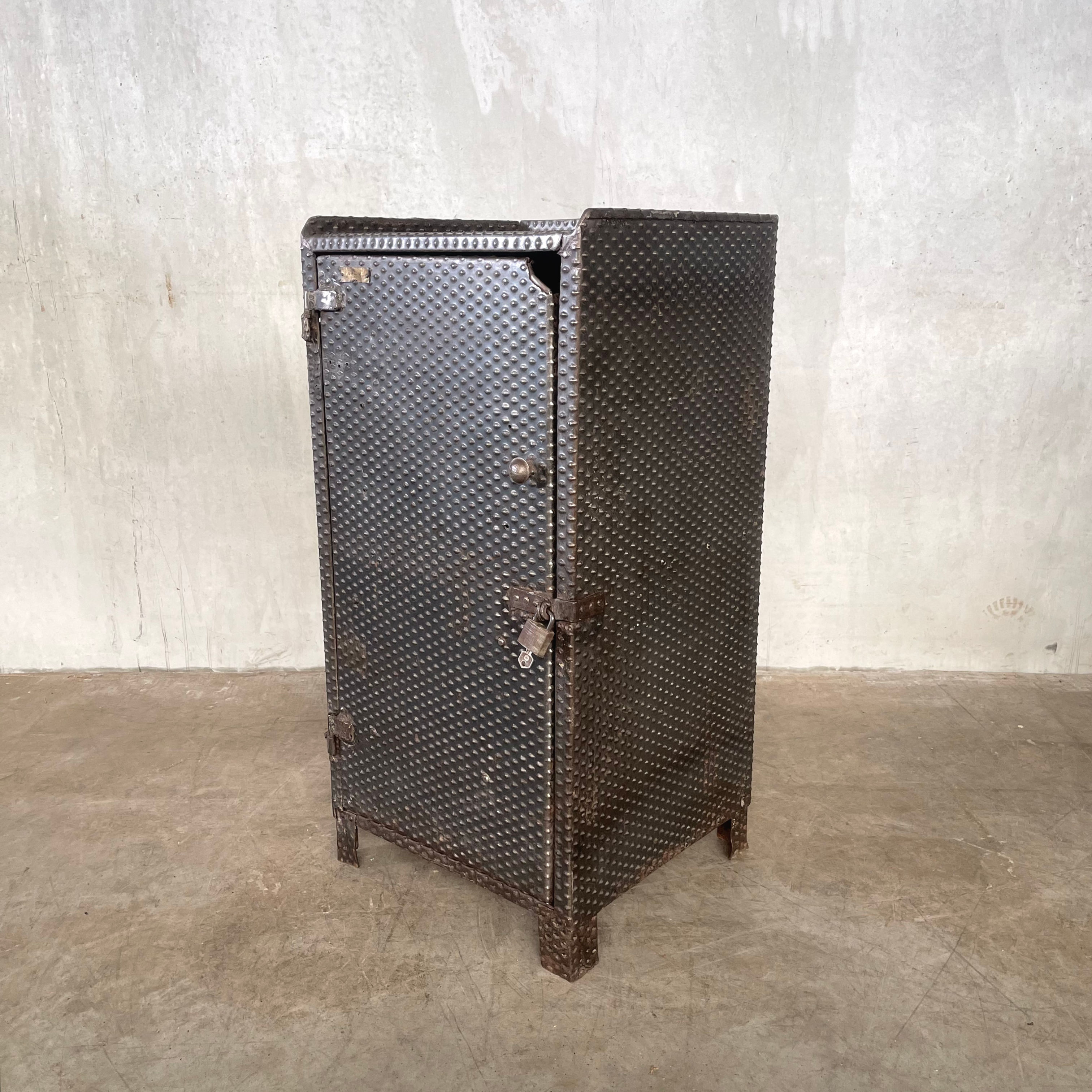 Stalen kastje met reliëf  50 cm
